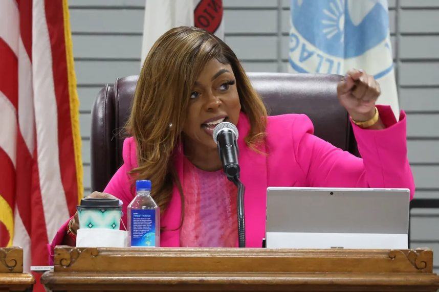 Illinois Mayor Accused of Misusing Funds, Partying in Las Vegas, Vetoes Probe