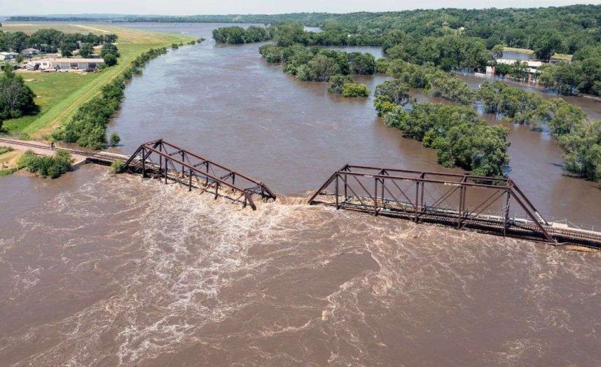 WinnaVegas Casino Closes Amid Surging Midwest Floodwaters